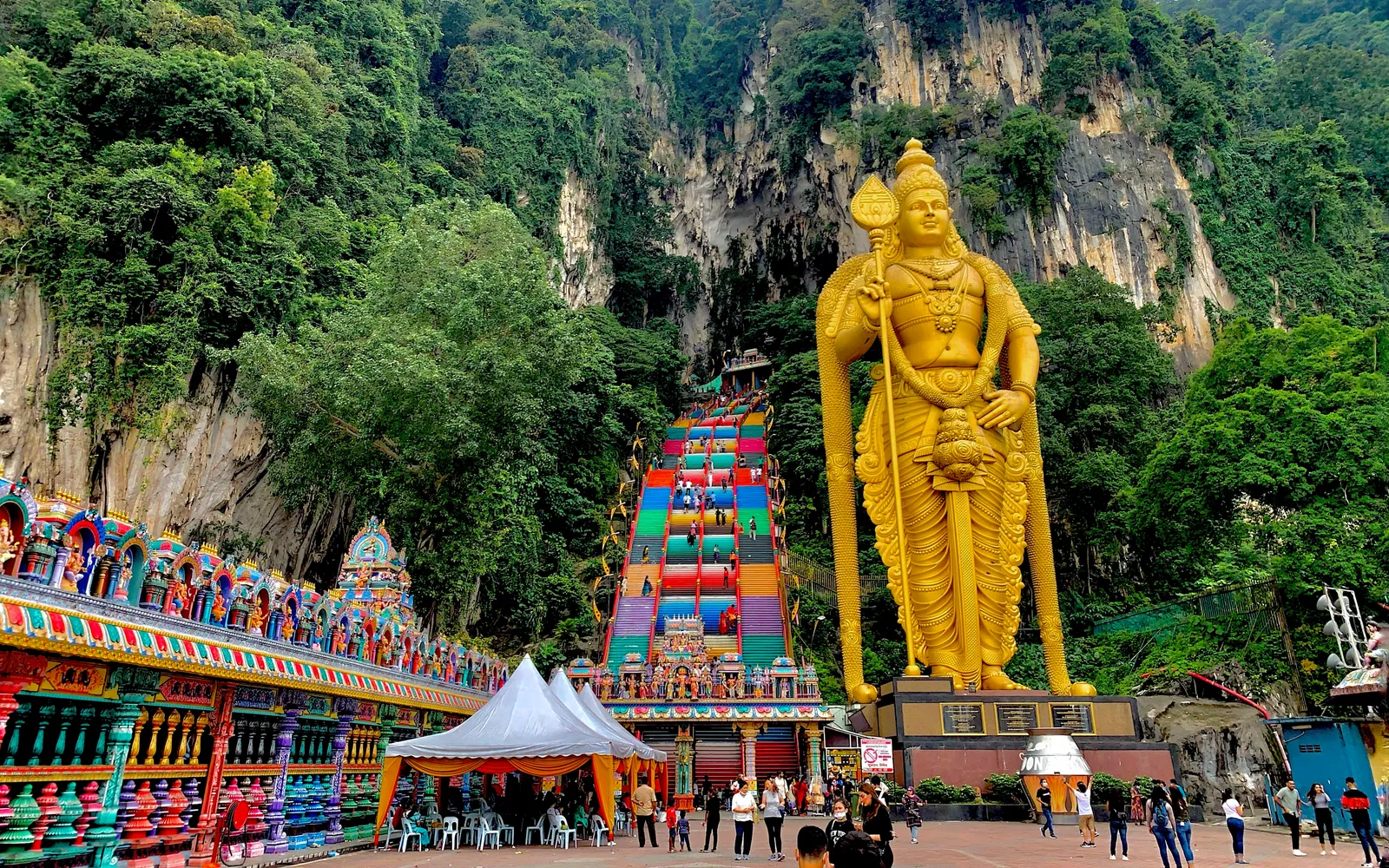 รูปปั้นเทพ Murugan สีทองสูง 43 เมตรที่หน้าทางขึ้นถ้ำบาตู