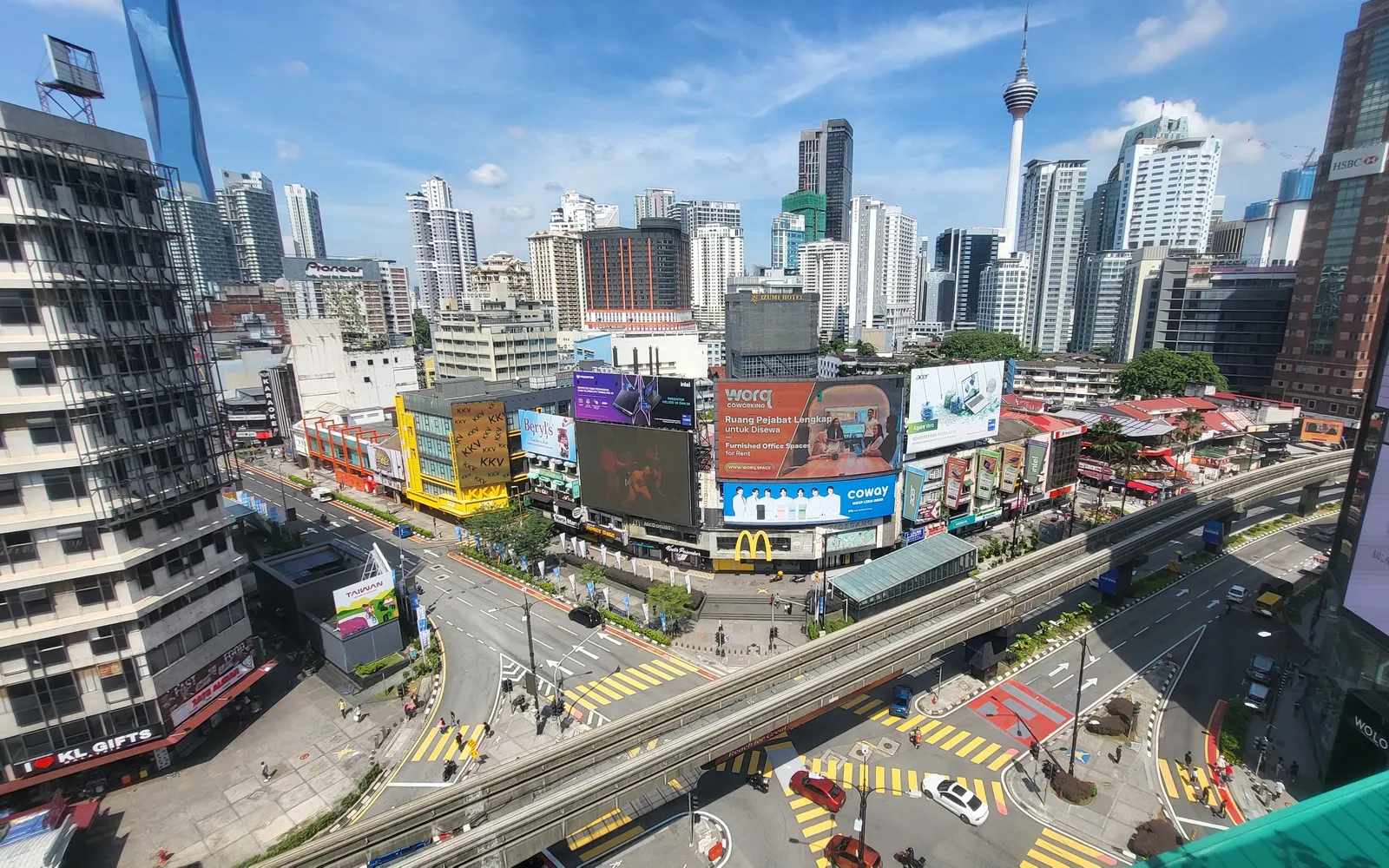 ถนนสายบันเทิง Jalan Bukit Bintang ยามค่ำคืนเต็มไปด้วยนีออนและผู้คน