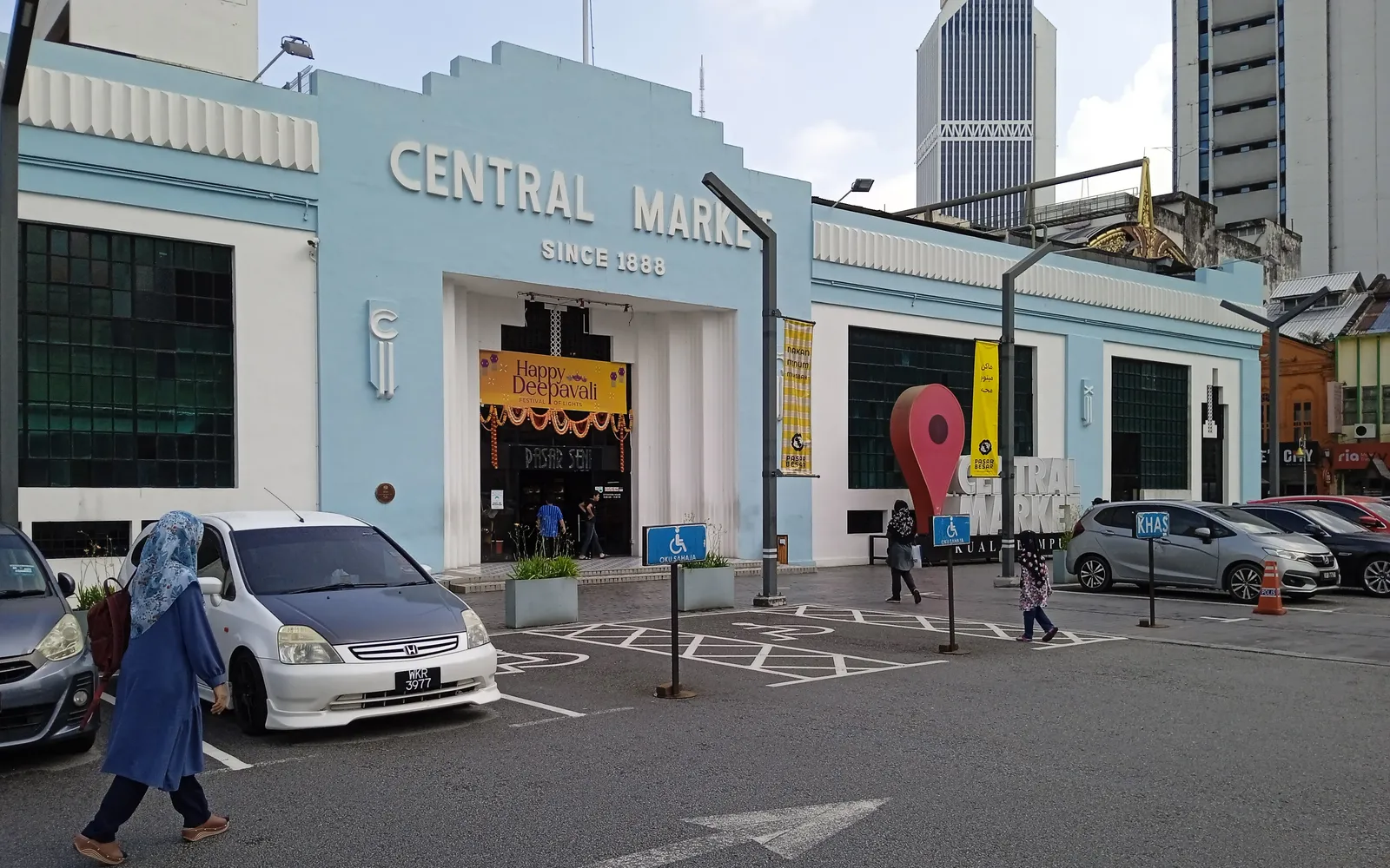 ตลาดกลาง Pasar Seni อาคารสีฟ้าขาวสไตล์อาร์ตเดโคริมแม่น้ำ Klang