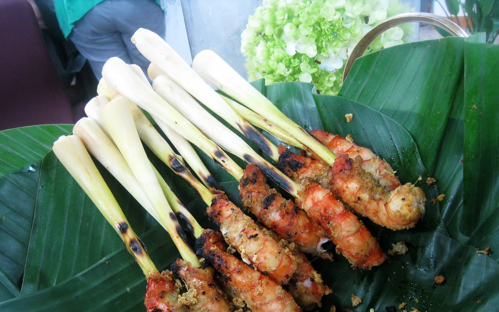 ไม้สะเต๊ะไก่และเนื้อย่างควันกลิ่นหอมเสิร์ฟพร้อมน้ำจิ้มถั่วลิสงและข้าวเหนียวนึ่ง