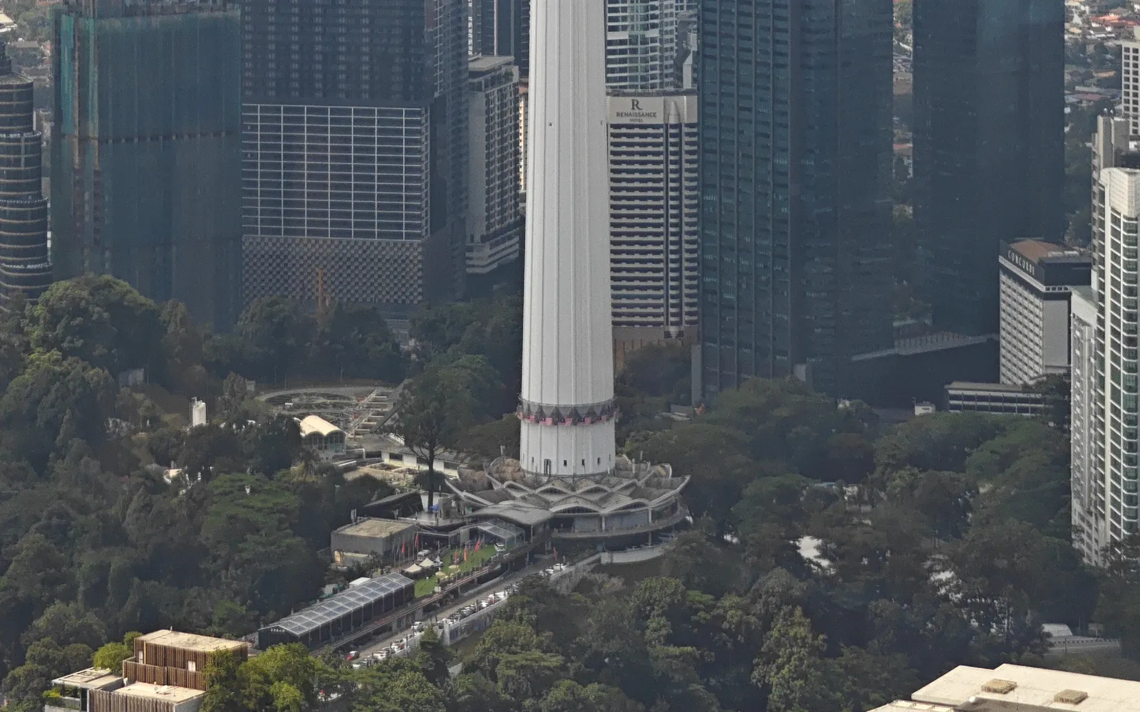 หอคอย KL Tower บนเนินเขา Bukit Nanas โดดเด่นท่ามกลางตึกสูงกัวลาลัมเปอร์