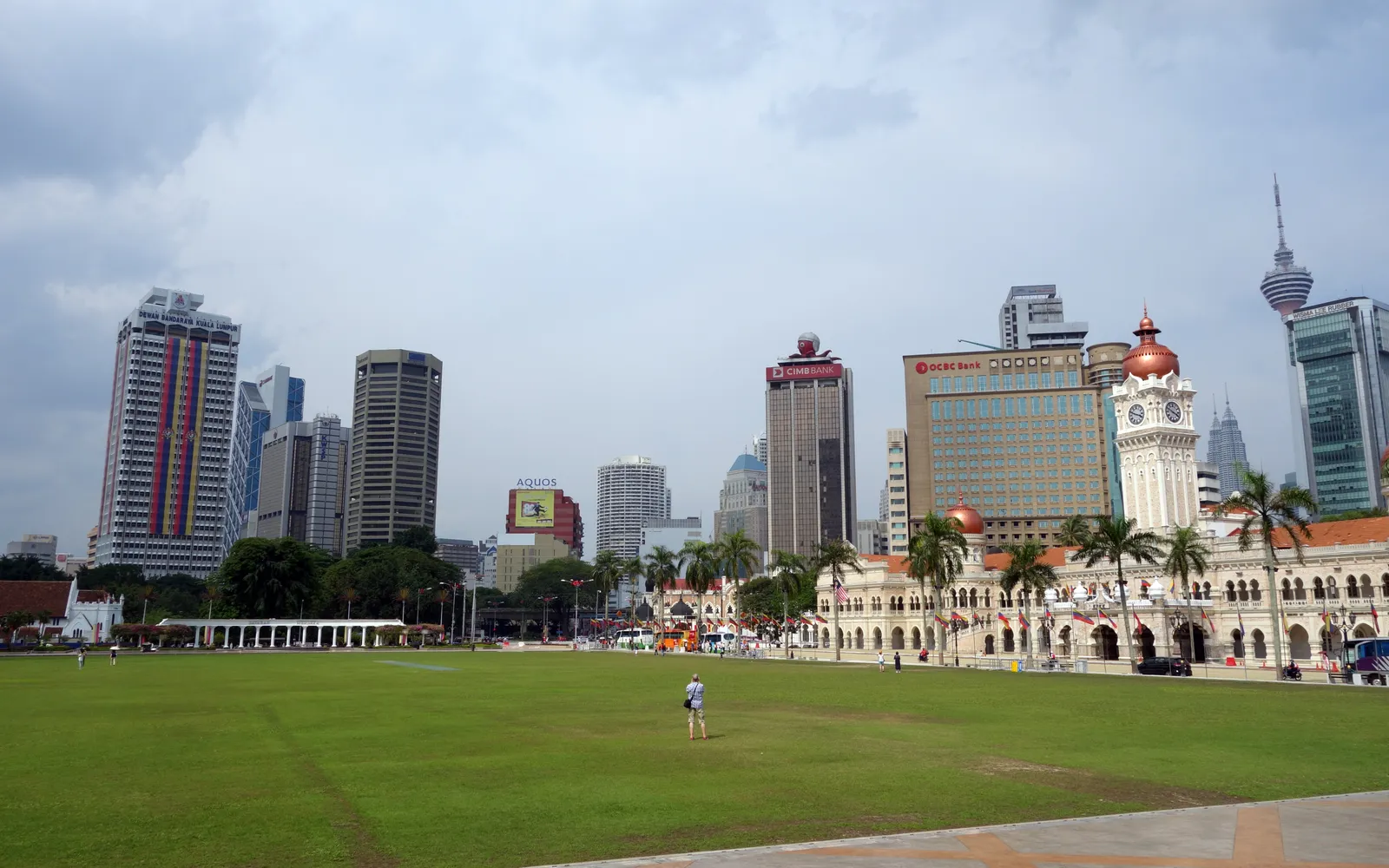จัตุรัสเมอร์เดก้าและธงมาเลเซียบนเสาสูงพร้อมอาคาร Sultan Abdul Samad เป็นฉากหลัง