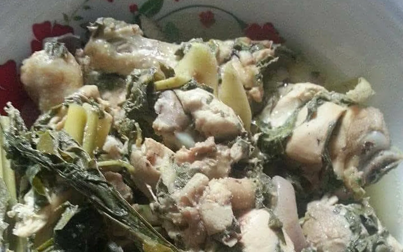 อายัมปันซูห์ ไก่ต้มในกระบอกไม้ไผ่สไตล์ชาวอิบัน ซาราวัก