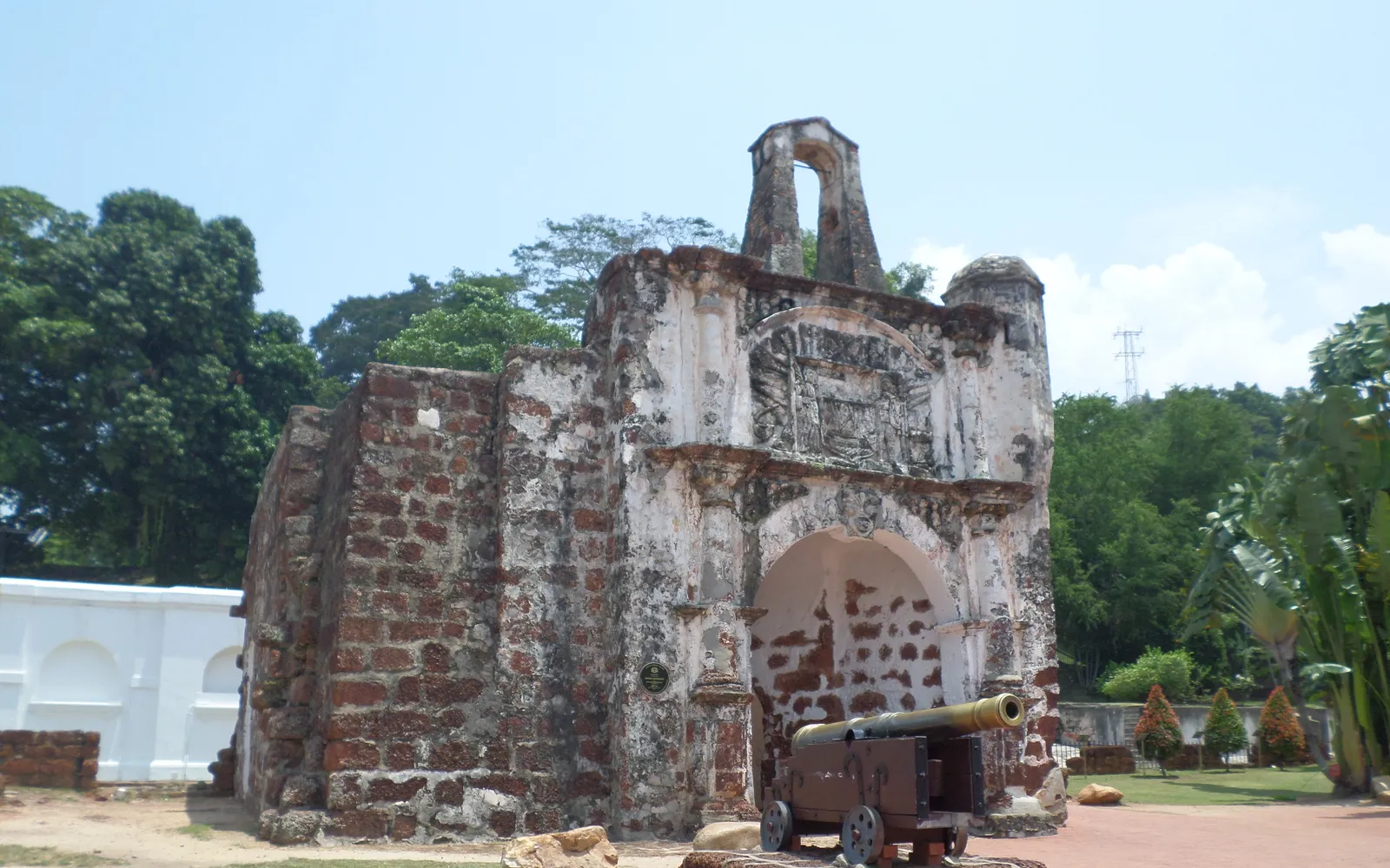The Porta de Santiago gateway — the surviving remnant of the Portuguese A Famosa fortress in Melaka