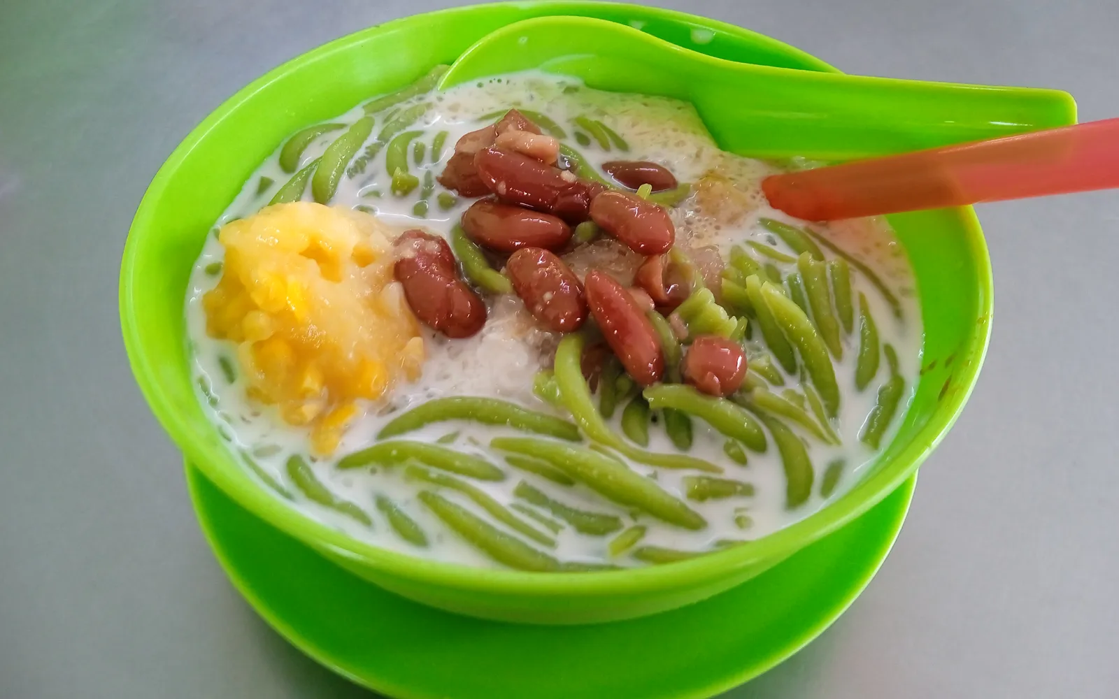ชามเจนดอลมะละกา เส้นวุ้นเขียวปาใดน้ำตาลมะพร้าวและกะทิสดราดบนน้ำแข็งกัด