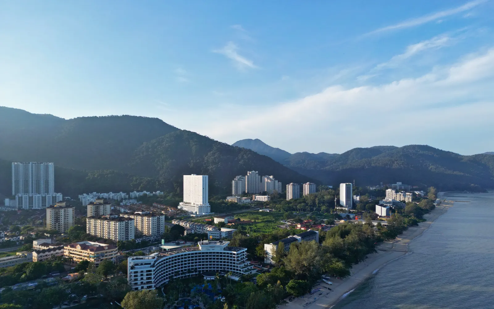 หาดบาตูเฟอร์รังฮีในปีนัง แนวหาดทรายยาว 4 กม. โรงแรมรีสอร์ทเรียงรายหลังชายหาด มีร่มชายหาดสีสันสวยงาม