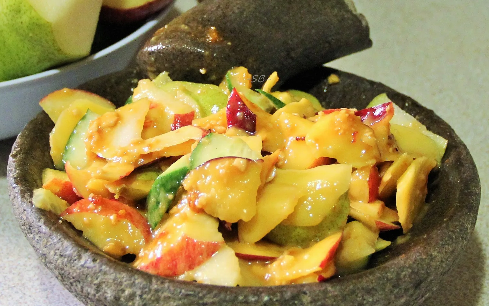 จานโรจัก (Rojak) ปีนัง ผลไม้และผักหลากสีสันคลุกซอสกะปิดำข้น โรยถั่วลิสงบดและเมล็ดงาขาว