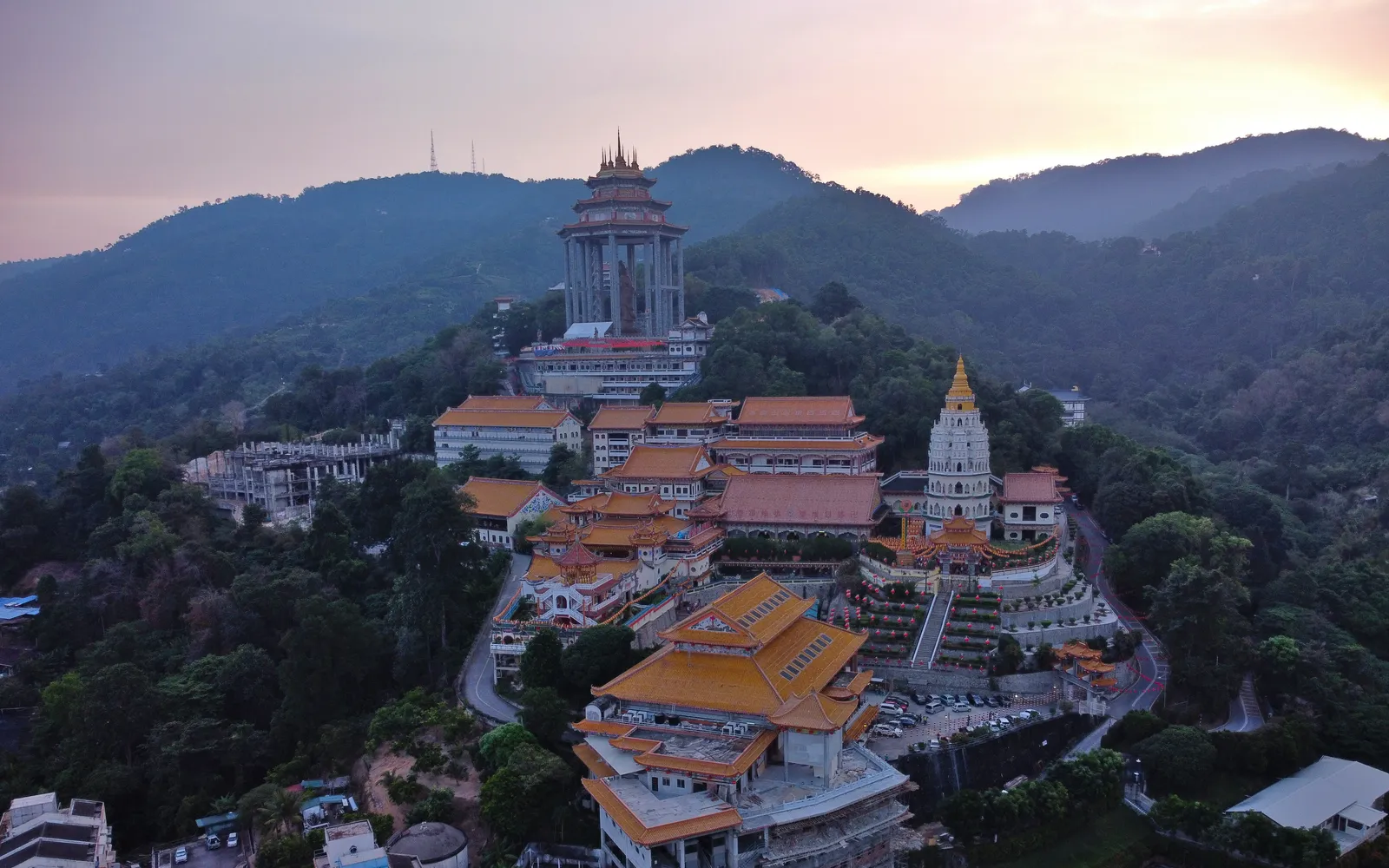 เจดีย์สูง 7 ชั้นและรูปปั้นเจ้าแม่กวนอิมสูง 36 เมตรของวัดเกกล็อกซีบนเนินเขา ปีนัง ล้อมรอบด้วยต้นไม้เขียวขจี