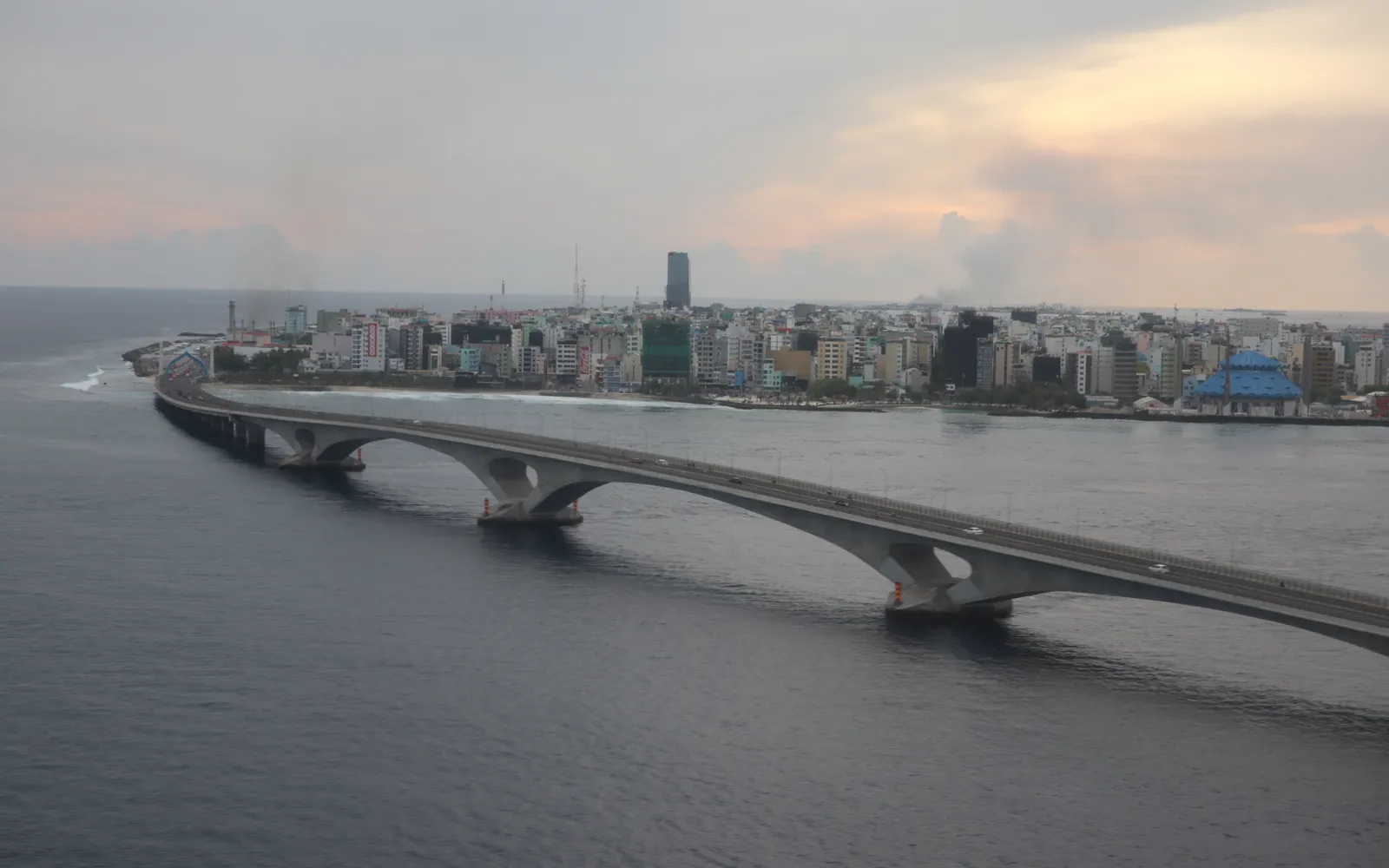 มุมสูงของสะพานสินามาเล่ที่เชื่อมเกาะในมัลดีฟส์