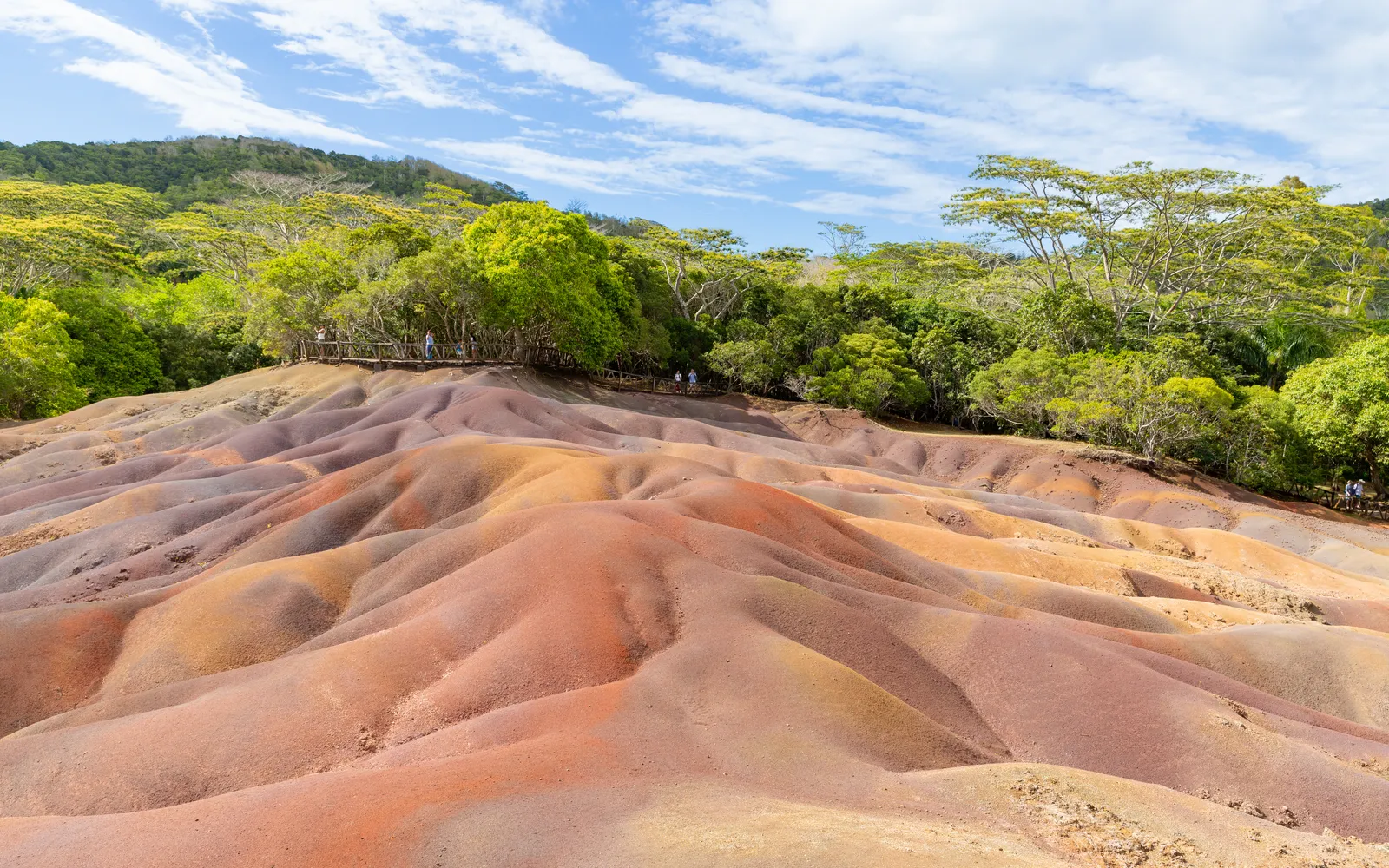เนินทรายดินเจ็ดสีชามาเรลที่ไล่เฉดแดง น้ำตาล ม่วง น้ำเงิน