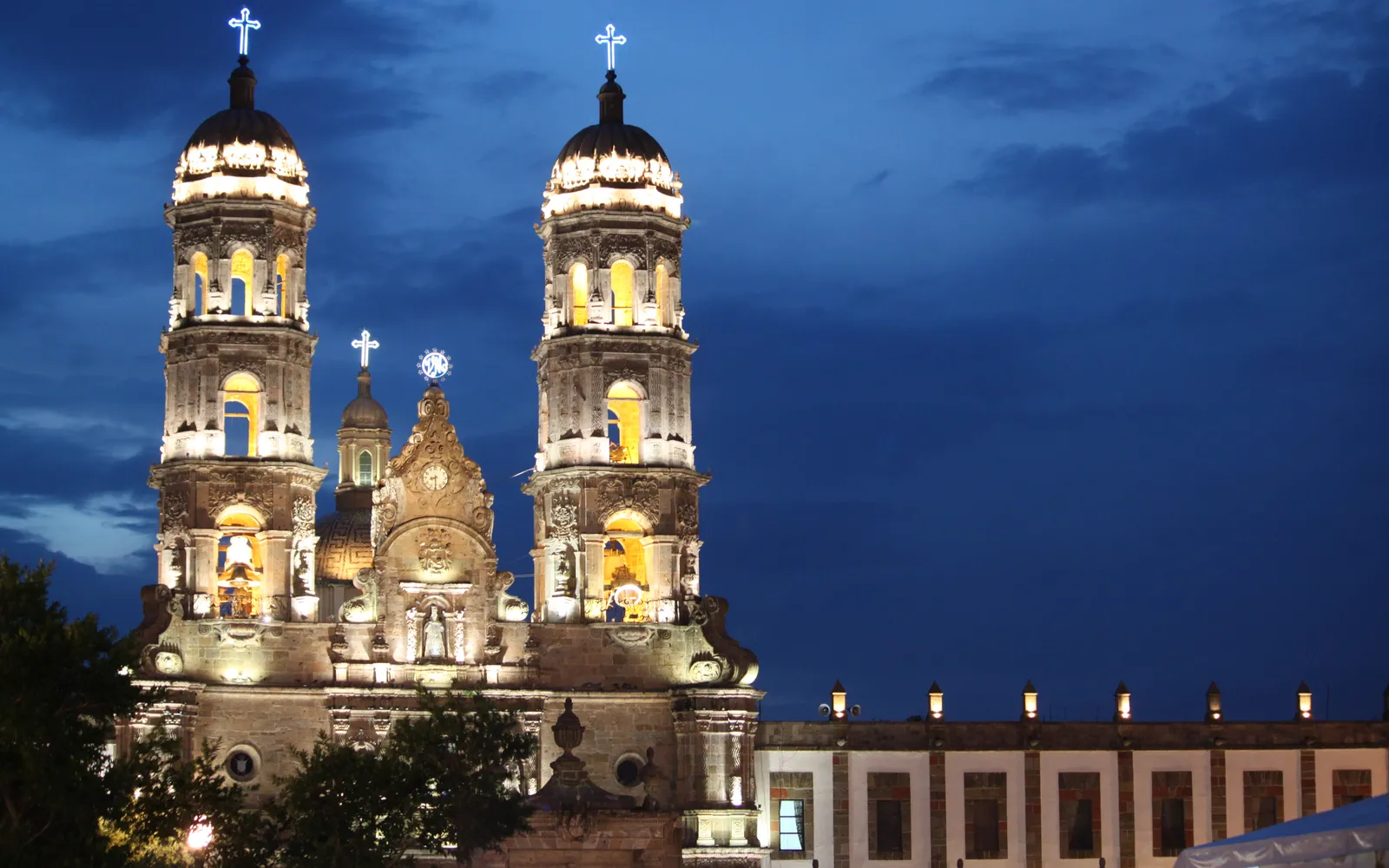 ด้านหน้าบาซิลิกา Nuestra Señora de Zapopan สถาปัตยกรรมบาโรกโคโลเนียลสวยงาม