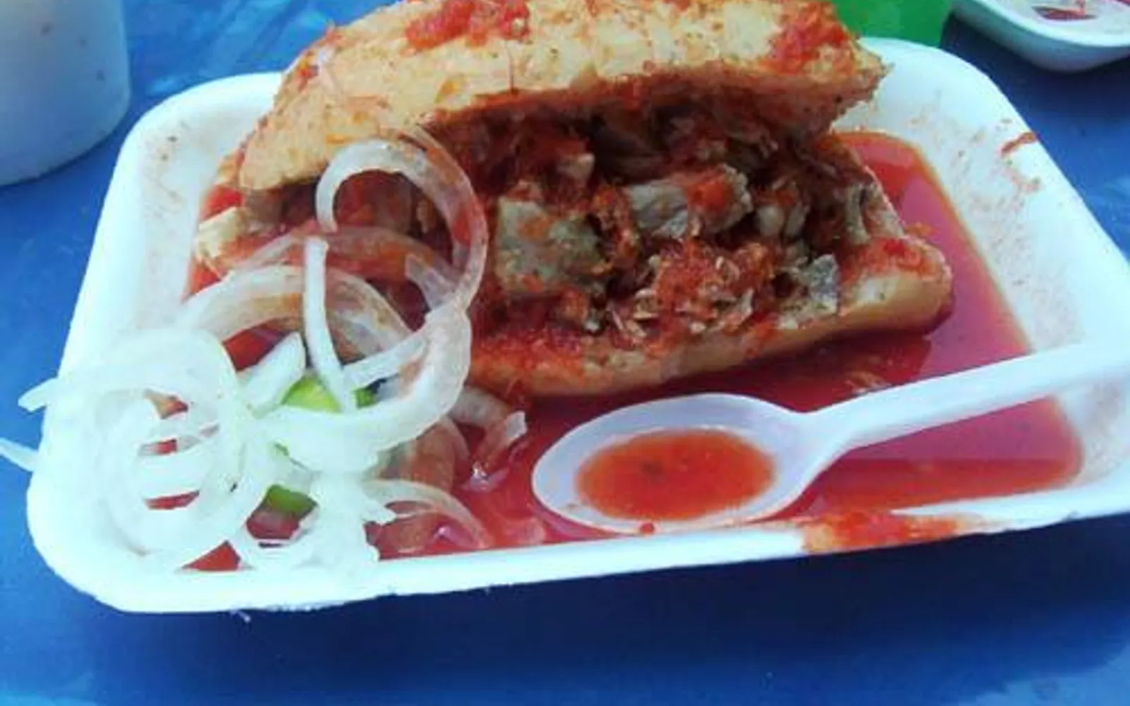 ตอร์ตา อาโฮกาดาแซนด์วิชหมูจมในซอสพริกมะเขือเทศสีแดงเข้มของกวาดาลาฮารา