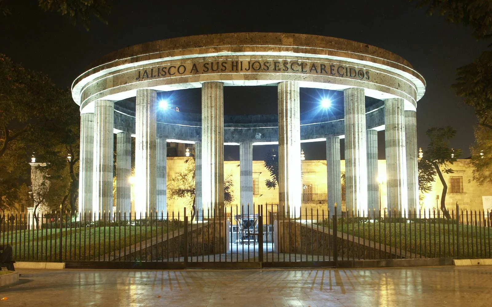 เสาหินวงกลม Rotonda de los Jaliscienses Ilustres อนุสรณ์สถานคนดังรัฐฆาลิสโก