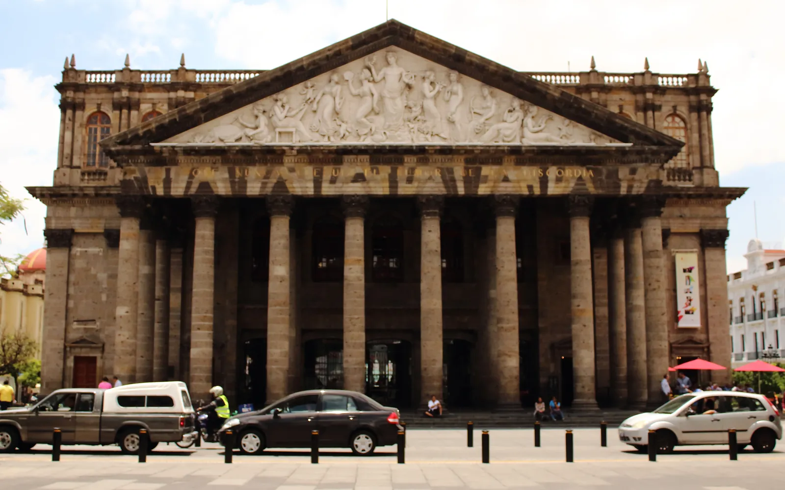 ด้านหน้าโรงอุปรากร Teatro Degollado สไตล์นีโอคลาสสิกใจกลางกวาดาลาฮารา