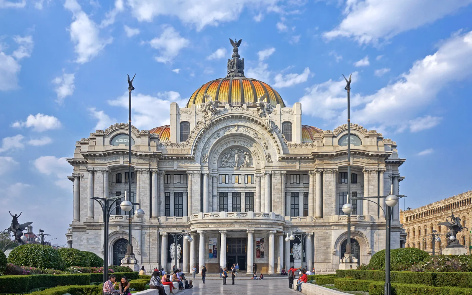 อาคาร Palacio de Bellas Artes สีขาวหินอ่อนสไตล์อาร์ตนูโวและอาร์ตเดโคกลางเม็กซิโกซิตี
