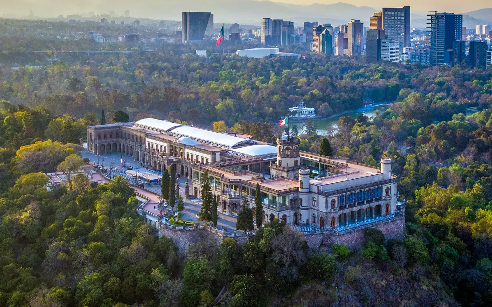 ปราสาท Chapultepec ตั้งตระหง่านบนยอดเขาหินในสวนสาธารณะใจกลางเม็กซิโกซิตี