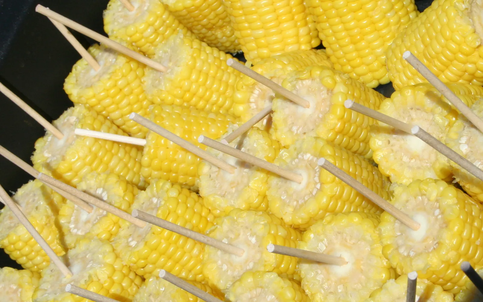 ข้าวโพดย่าง Elote ทาเนยและครีมเปรี้ยวโรยชีส Cotija และพริกเม็กซิโก