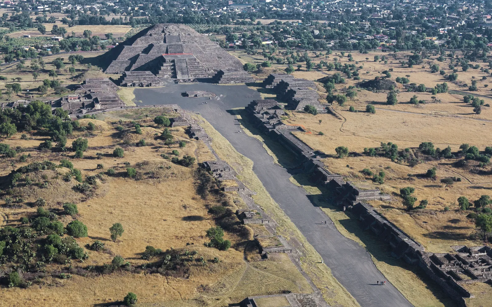 พีระมิดแห่งดวงอาทิตย์และถนน Avenue of the Dead ของนครโบราณ Teotihuacan