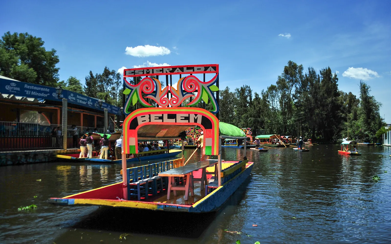 เรือ Trajinera สีสันสดใสแล่นในคลองลอยน้ำ Xochimilco มรดกโลก UNESCO