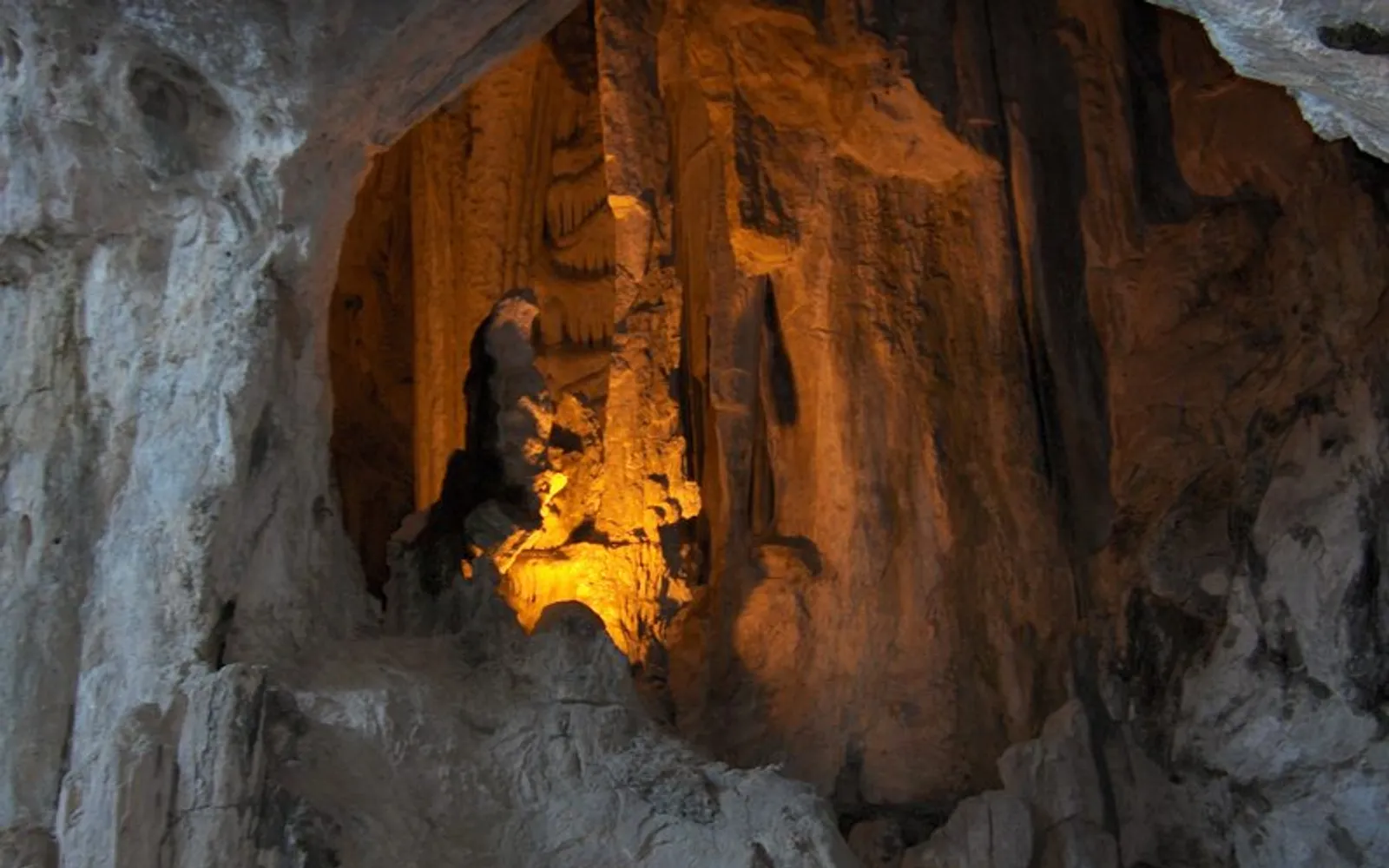 ภายในถ้ำกรุตัสเดการ์เซียที่มีหินงอกหินย้อยสีน้ำตาลและขาวสวยงาม