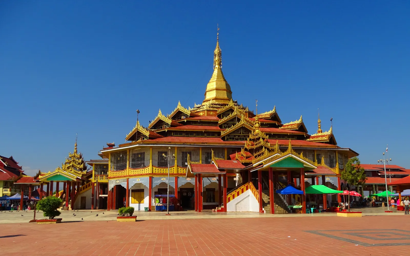 วัดพองดอออูกลางทะเลสาบอินเล พระพุทธรูปทองคำ 5 องค์ที่ถูกปิดทองจนกลมเป็นลูกบอล ประดิษฐานในซุ้มไม้แกะสลัก