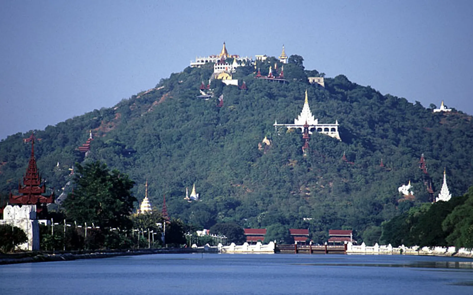 6 ที่เที่ยวมัณฑะเลย์ ที่ไม่ควรพลาด — เนินมัณฑะเลย์ พระราชวัง สะพานอูเบ็ง และเจดีย์กุโธดอ