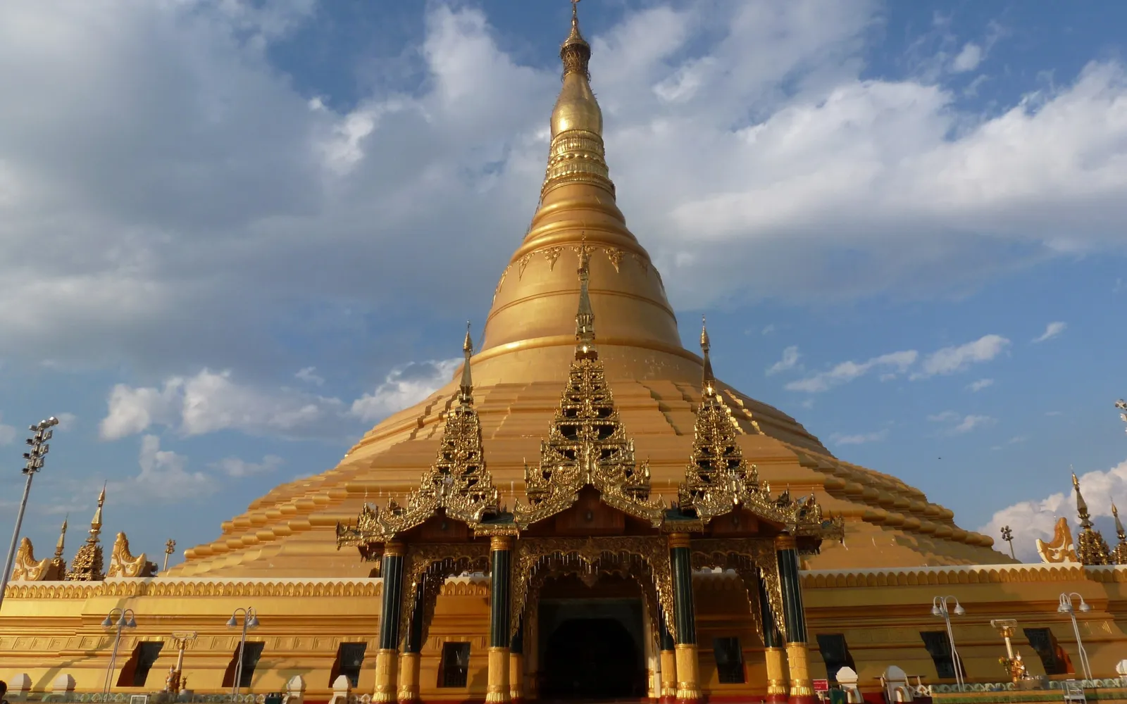 6 ที่เที่ยวเนปยีดอ ที่ไม่ควรพลาด — วัดอุปปตสันติ ถนน 20 เลน อนุสาวรีย์ยักษ์ และสวนงามใจกลางเมืองหลวง