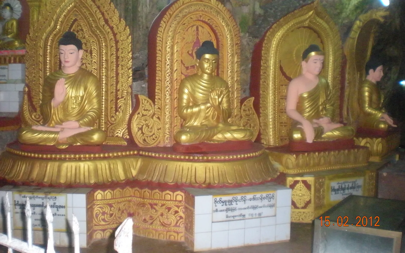 ภายในถ้ำเปกชินมยอง พระพุทธรูปทองเรียงรายตามผนังถ้ำหินปูน ไฟสีส่องสว่างสะท้อนเงาพระตลอดทางเดิน
