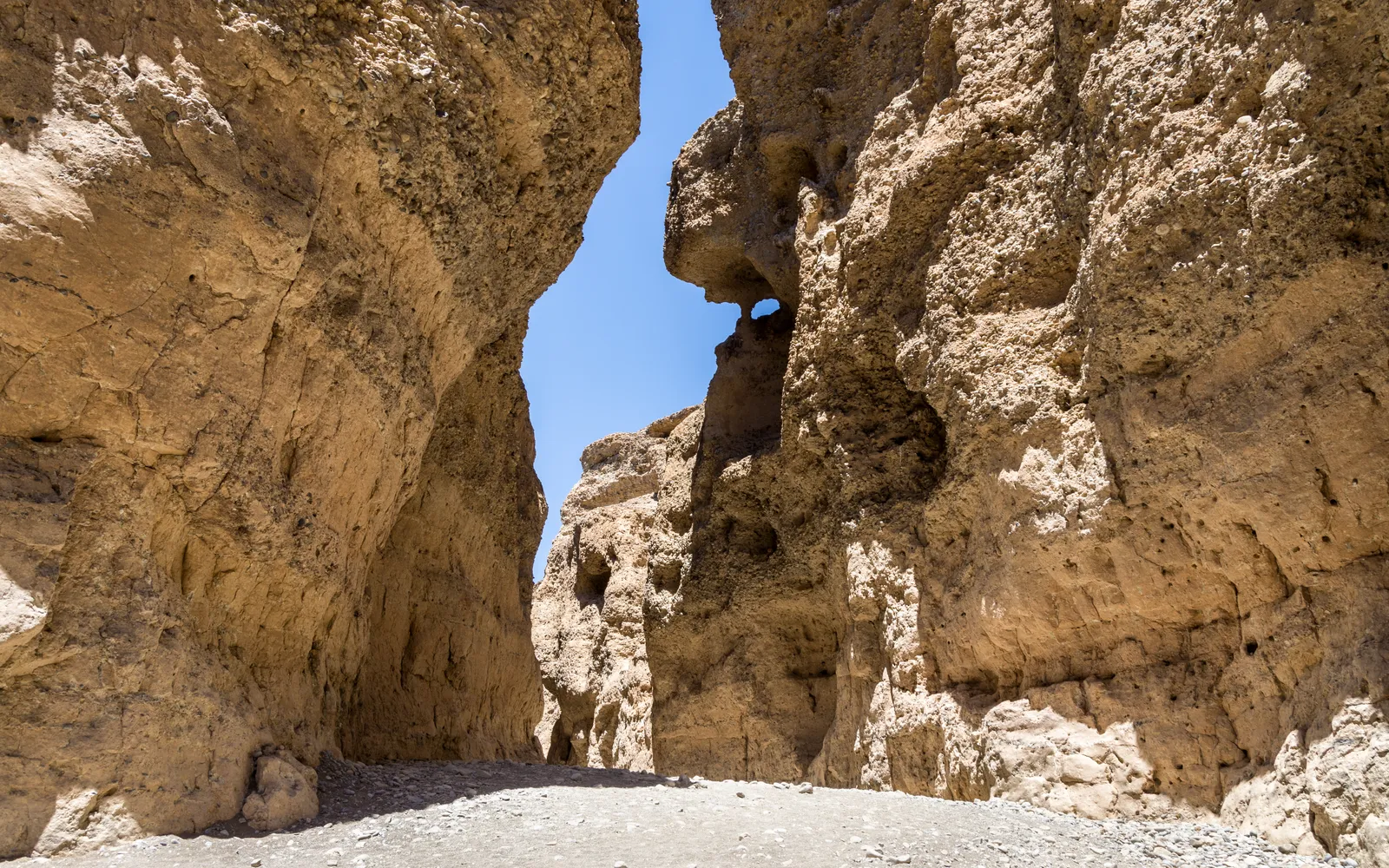 ทางเดินแคบในหุบเขา Sesriem Canyon ผนังหินสูงสองข้าง