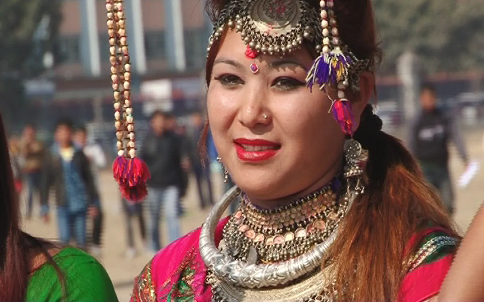หญิงชาวทารูในชุดพื้นเมือง จิตวัน
