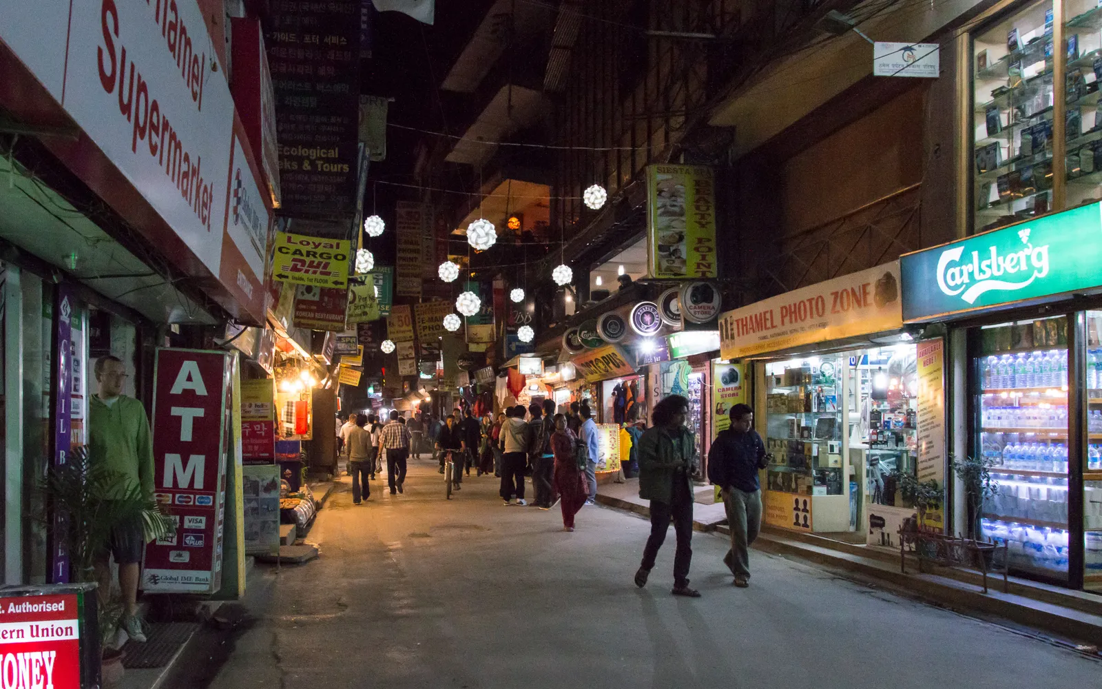 ตรอกย่านทาเมลยามค่ำ ป้ายไฟร้านค้าและนักท่องเที่ยวคึกคัก