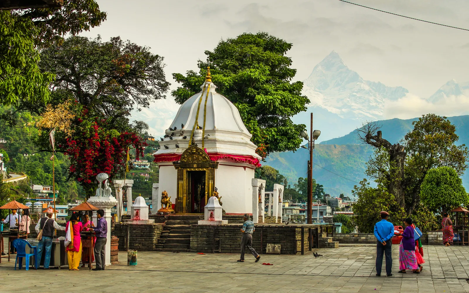 วัดฮินดูบินธยาบาสินีสีขาวบนเนินในเมืองเก่าโพคารา