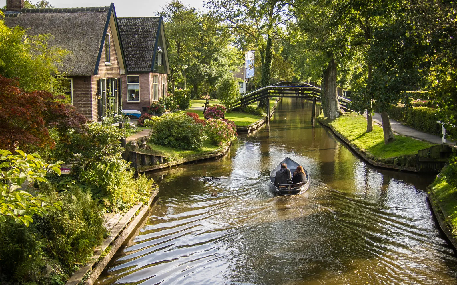 เมือง Blokzijl ที่มีอาคารดัตช์ศตวรรษที่ 17 ริมท่าเรือสีแดงอิฐ หอนาฬิกาเก่าแก่ตั้งอยู่ใจกลาง ท้องฟ้าสีฟ้าใส