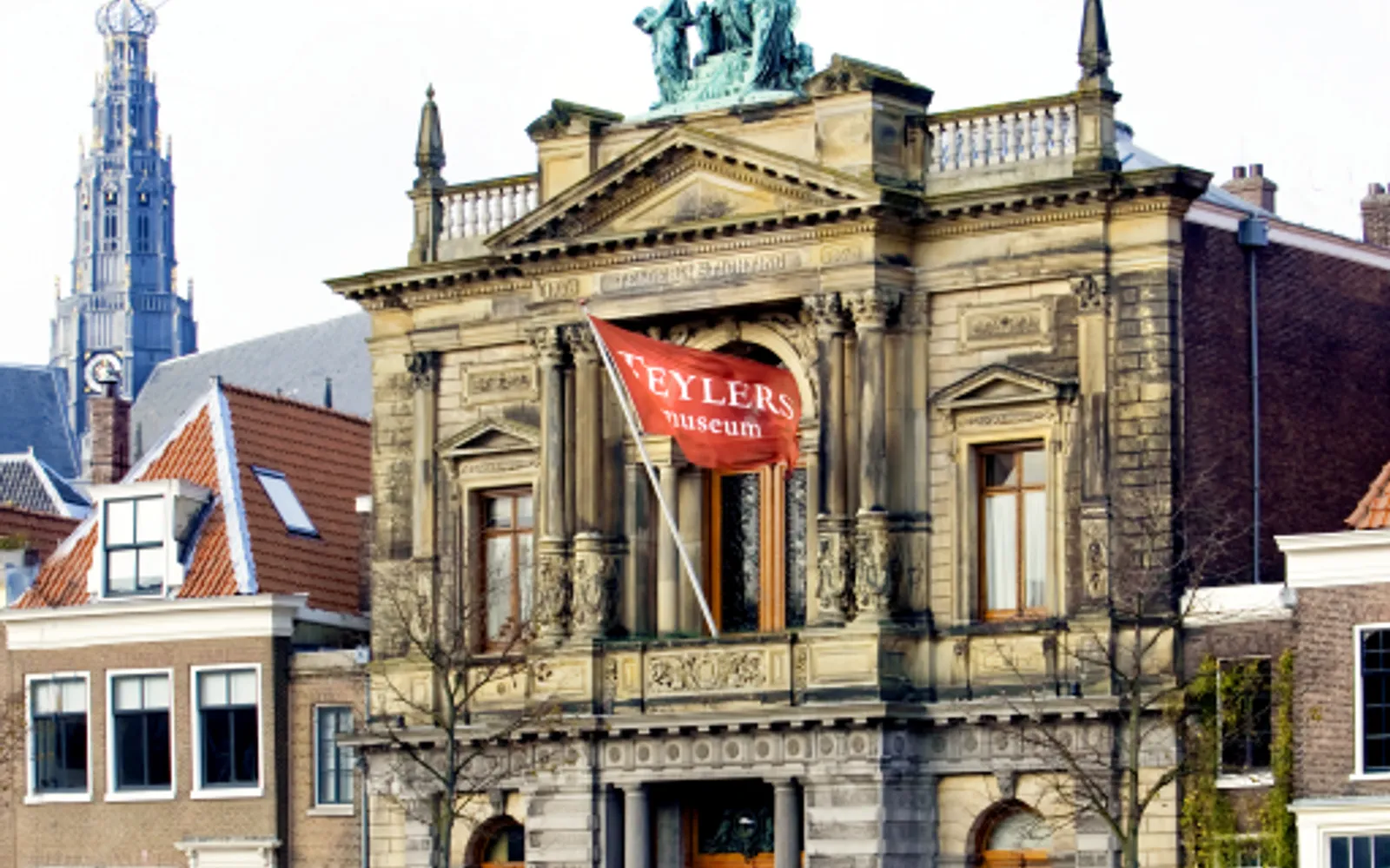 ห้องโดมกลางพิพิธภัณฑ์ Teylers ฮาร์เลม เพดานโดมสูงแบบนีโอคลาสสิก ตู้แสดงซากฟอสซิล แร่หายาก และเครื่องมือวิทยาศาสตร์โบราณเรียงรายรายล้อม