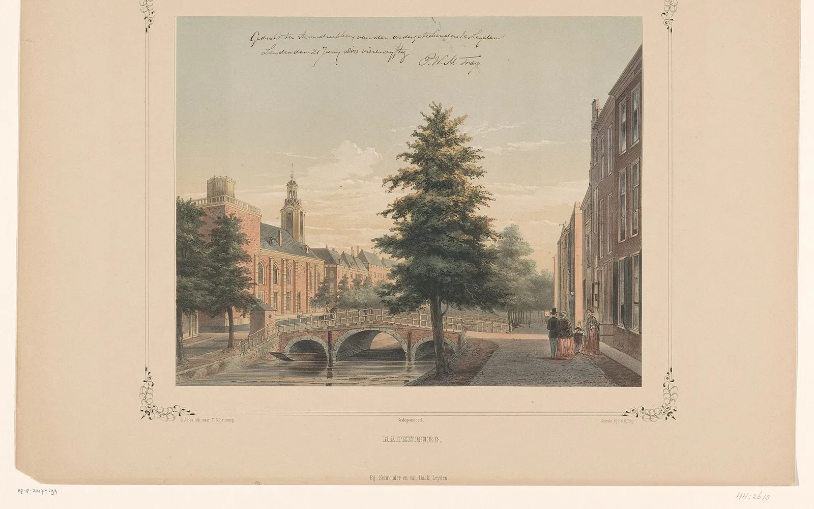 อาคารหลักมหาวิทยาลัยไลเดนริมคลอง Rapenburg ภาพสะท้อนในน้ำคลองสงบนิ่ง ต้นไม้ใหญ่โค้งเหนือน้ำทั้งสองข้างทาง