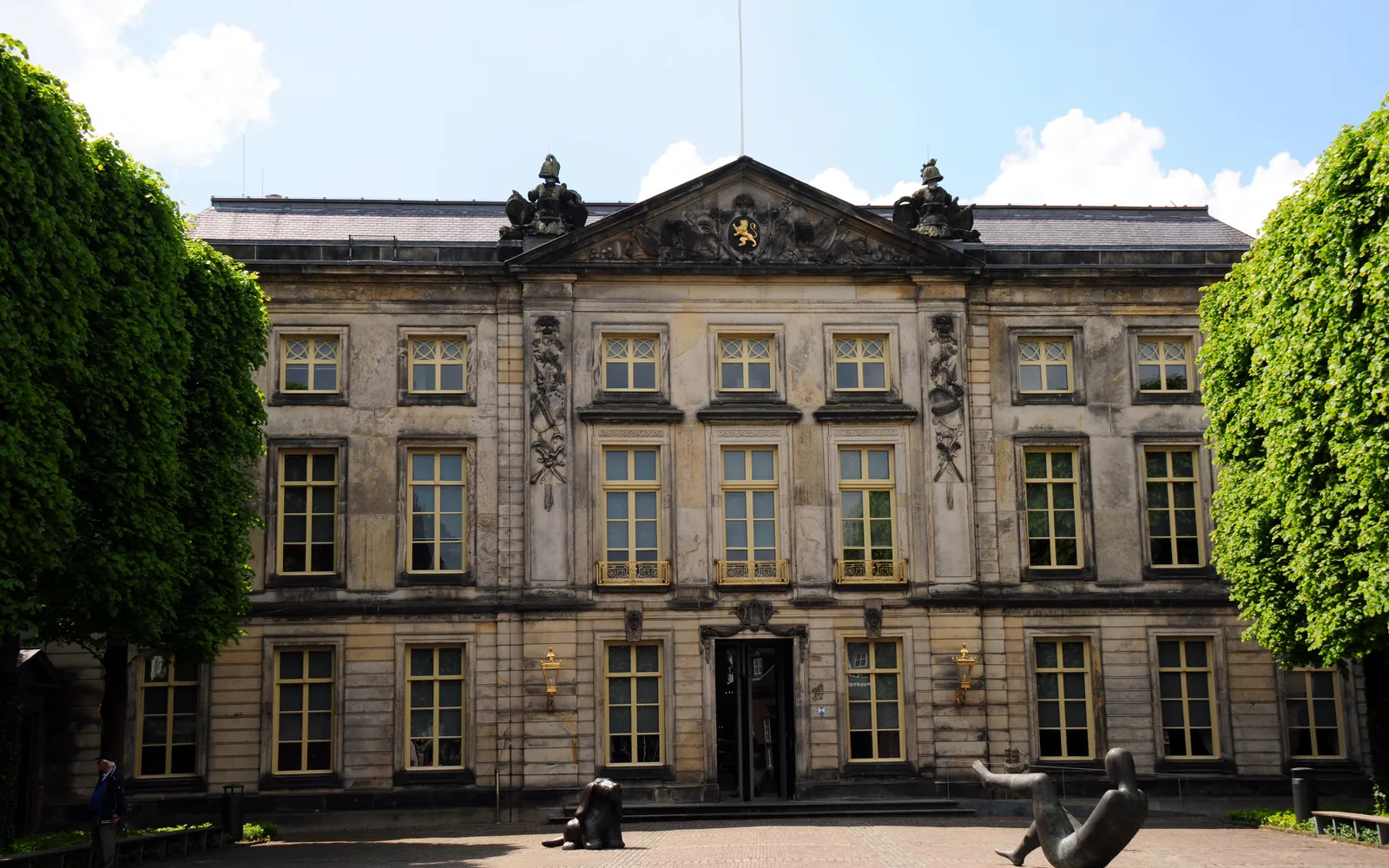 อาคารนีโอคลาสสิกสีขาวของพิพิธภัณฑ์ Noordbrabants Museum เดน บอช บันไดหินกว้างนำสู่ประตูทางเข้าสูงพร้อมเสาคอรินเธียน