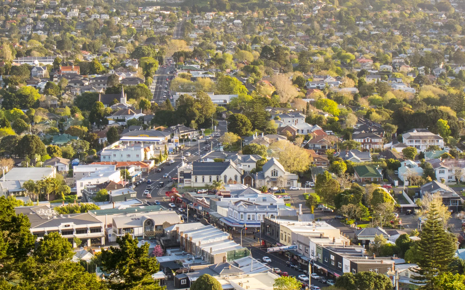 ปล่องภูเขาไฟ Mount Eden ลึกสีเขียวทรงกรวยกลับหัว มองจากขอบปล่อง สนามหญ้าสีเขียวล้อมรอบ ตัวเมืองโอ๊คแลนด์ขยายออกไปตลอดขอบฟ้า