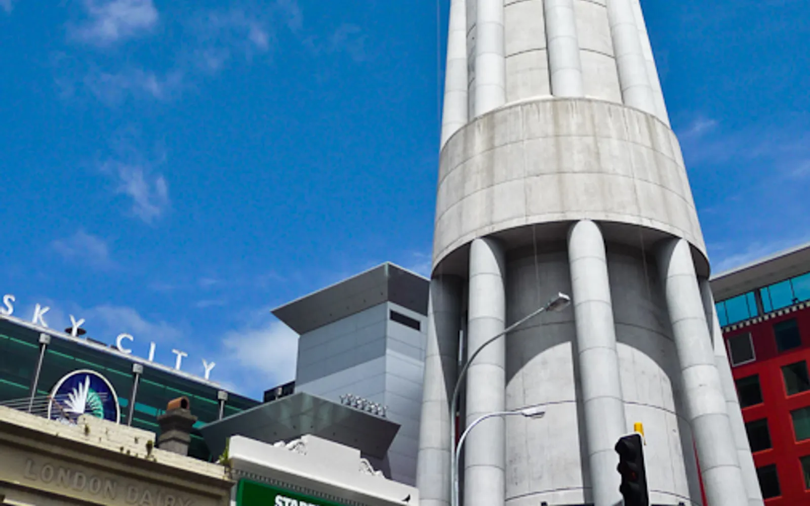 6 ที่เที่ยวโอ๊คแลนด์ ที่ไม่ควรพลาด — Sky Tower เกาะ Waiheke ภูเขาไฟ Rangitoto และพิพิธภัณฑ์สงคราม