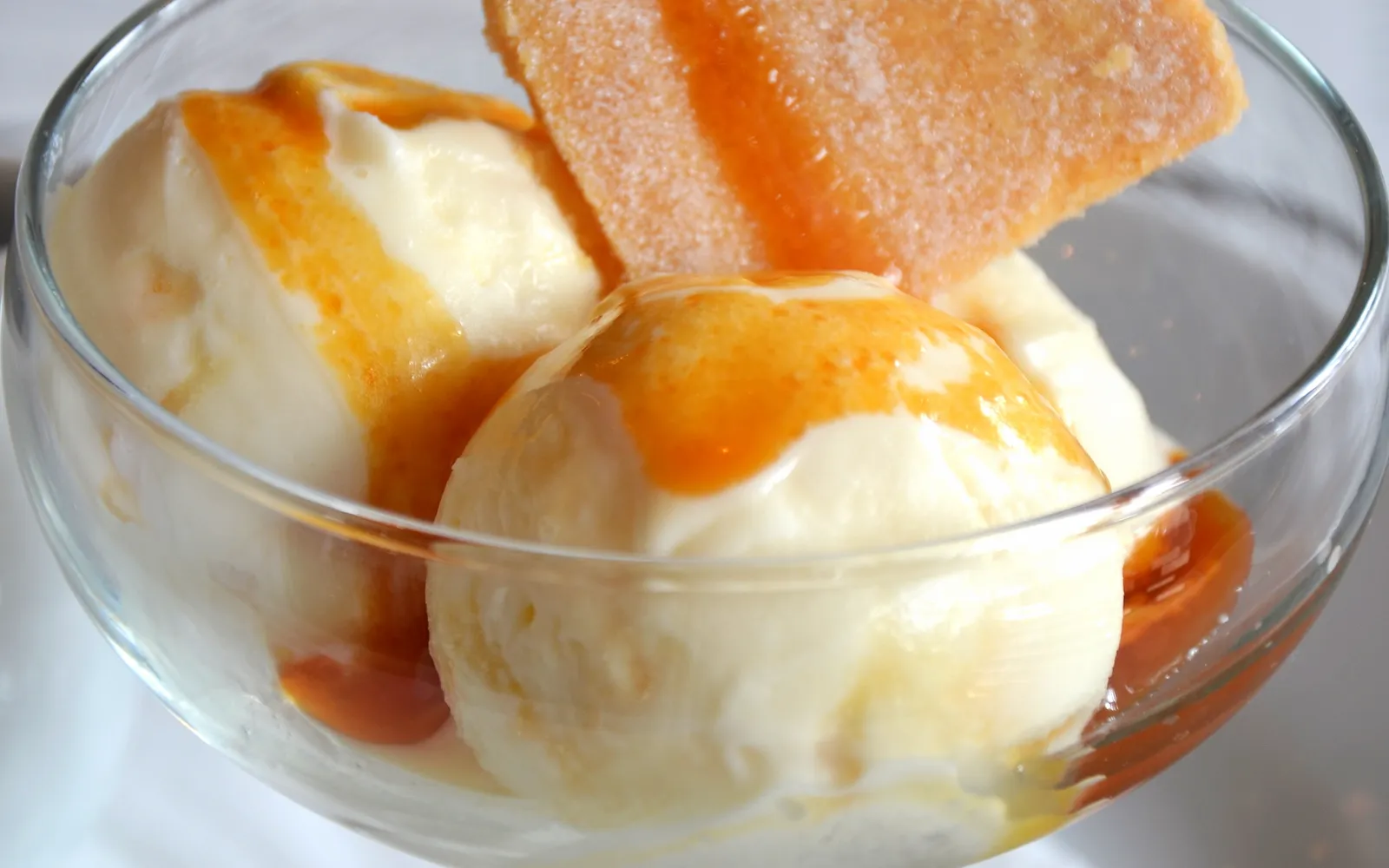 ไอศกรีม Hokey Pokey นิวซีแลนด์ ไอศกรีมวานิลลาสีครีมมีเกล็ดแคนดี toffee สีทองกรอบกระจายอยู่ทั่วในถ้วยกระดาษ