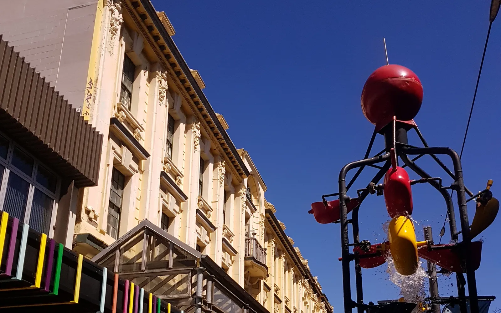 Cuba Street เวลลิงตัน ถนนคนเดินสีสันหลากหลาย ร้านกาแฟ ร้านวินเทจ ศิลปะข้างถนน และผู้คนนั่งสังสรรค์กลางแดด
