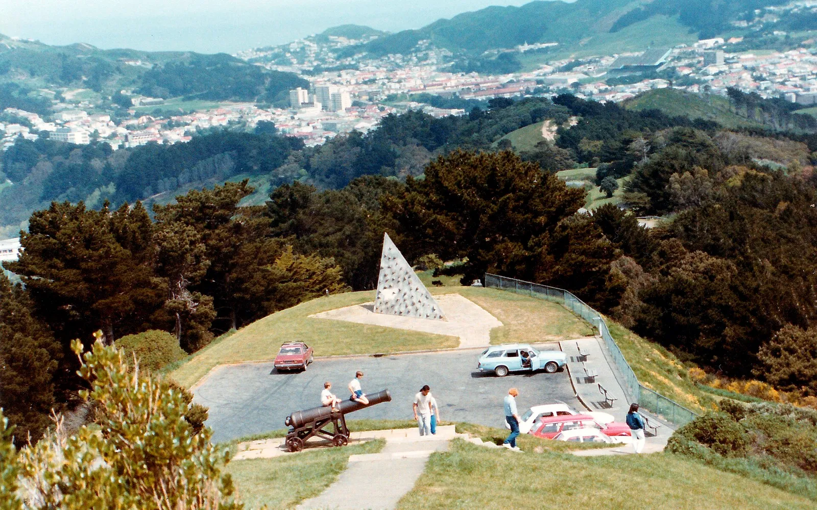 จุดชมวิว Mount Victoria มองเห็นเมืองเวลลิงตันและอ่าว Port Nicholson แบบพาโนรามา 360 องศา ท้องฟ้าสีฟ้าและเรือในท่า