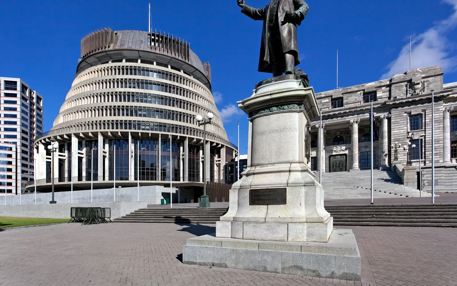 Wellington Waterfront ทางเดินริมน้ำท่าเรือเวลลิงตัน ผู้คนปั่นจักรยานและวิ่งออกกำลัง ท้องฟ้าสีฟ้า เรือสีขาวจอดเรียง