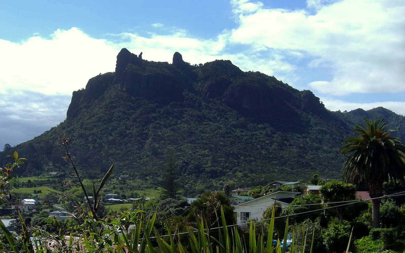ยอดหินแหลม Mount Manaia โผล่พ้นเมฆ มองลงไปเห็น Bream Bay และทะเลแปซิฟิกสีน้ำเงินกว้างไกล