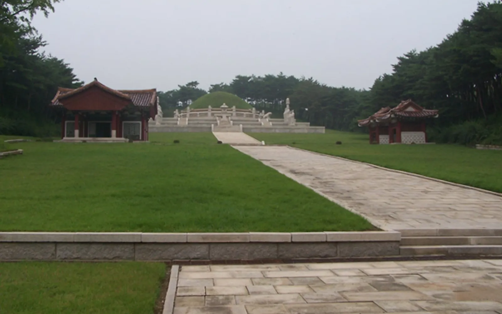 สุสานกษัตริย์วังกอน ผู้ก่อตั้งราชวงศ์โครยอ พร้อมรูปปั้นหินรอบเนินสุสาน