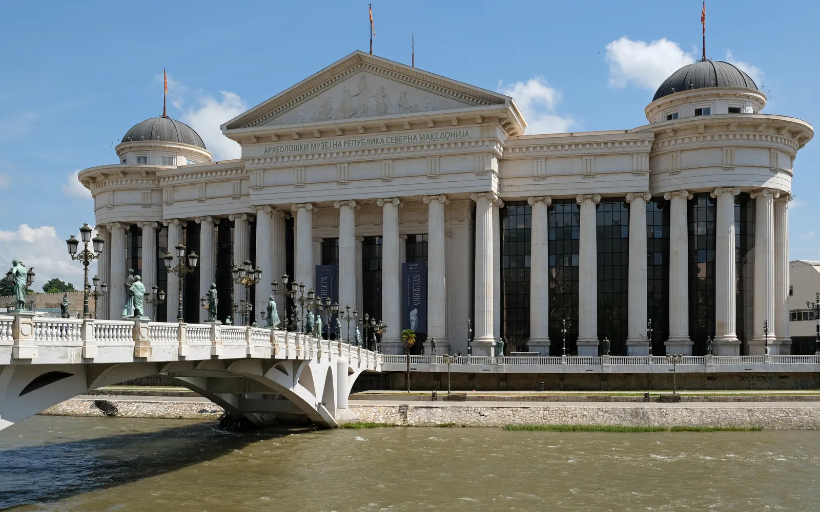 อาคารนีโอคลาสสิกของพิพิธภัณฑ์โบราณคดีริมแม่น้ำวาร์ดาร์