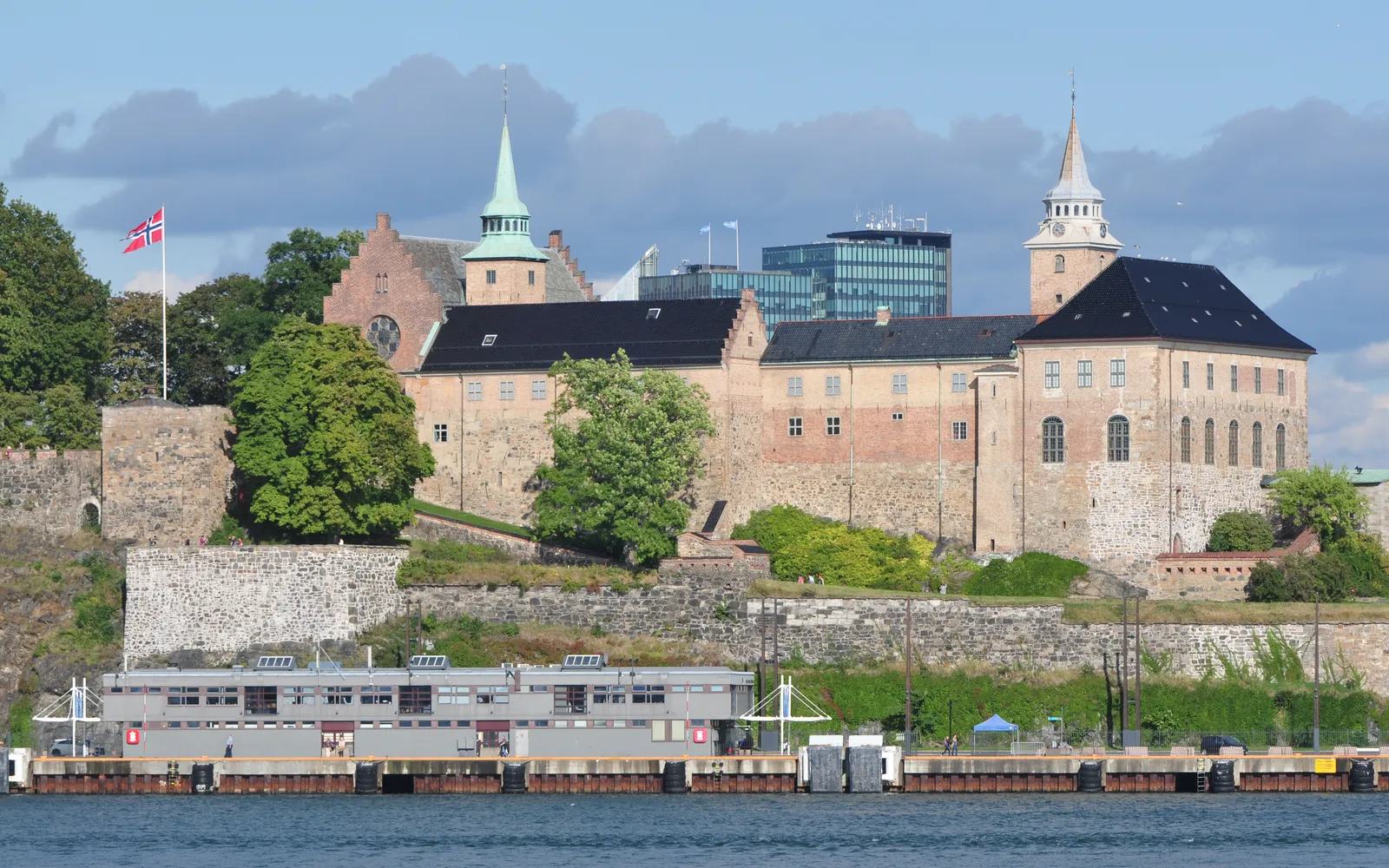 ป้อมปราการยุคกลางอาเคอร์ชุสมองจากอ่าวออสโล