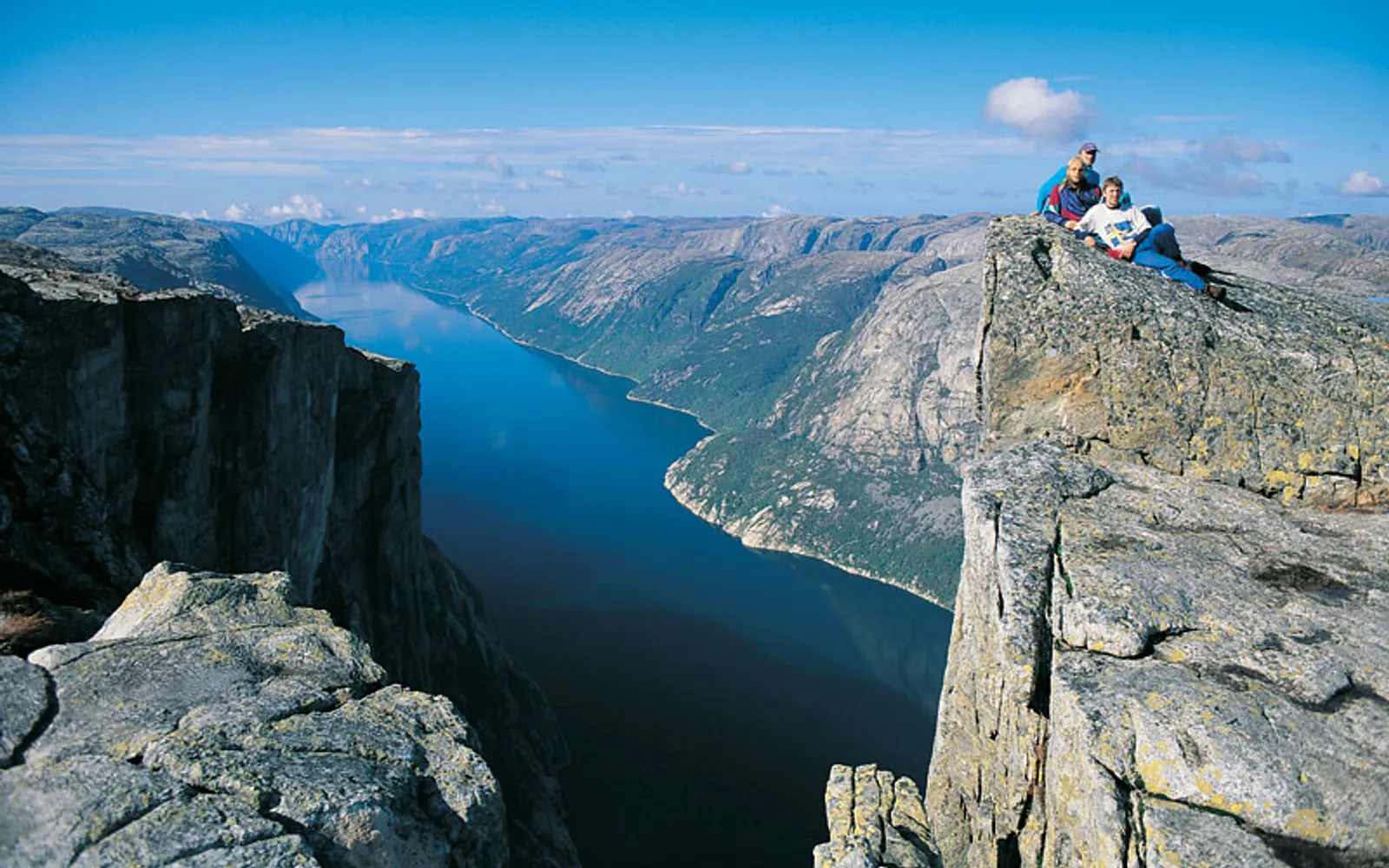 ก้อนหิน Kjeragbolten ติดอยู่ในซอกหน้าผาเหนือ Lysefjord