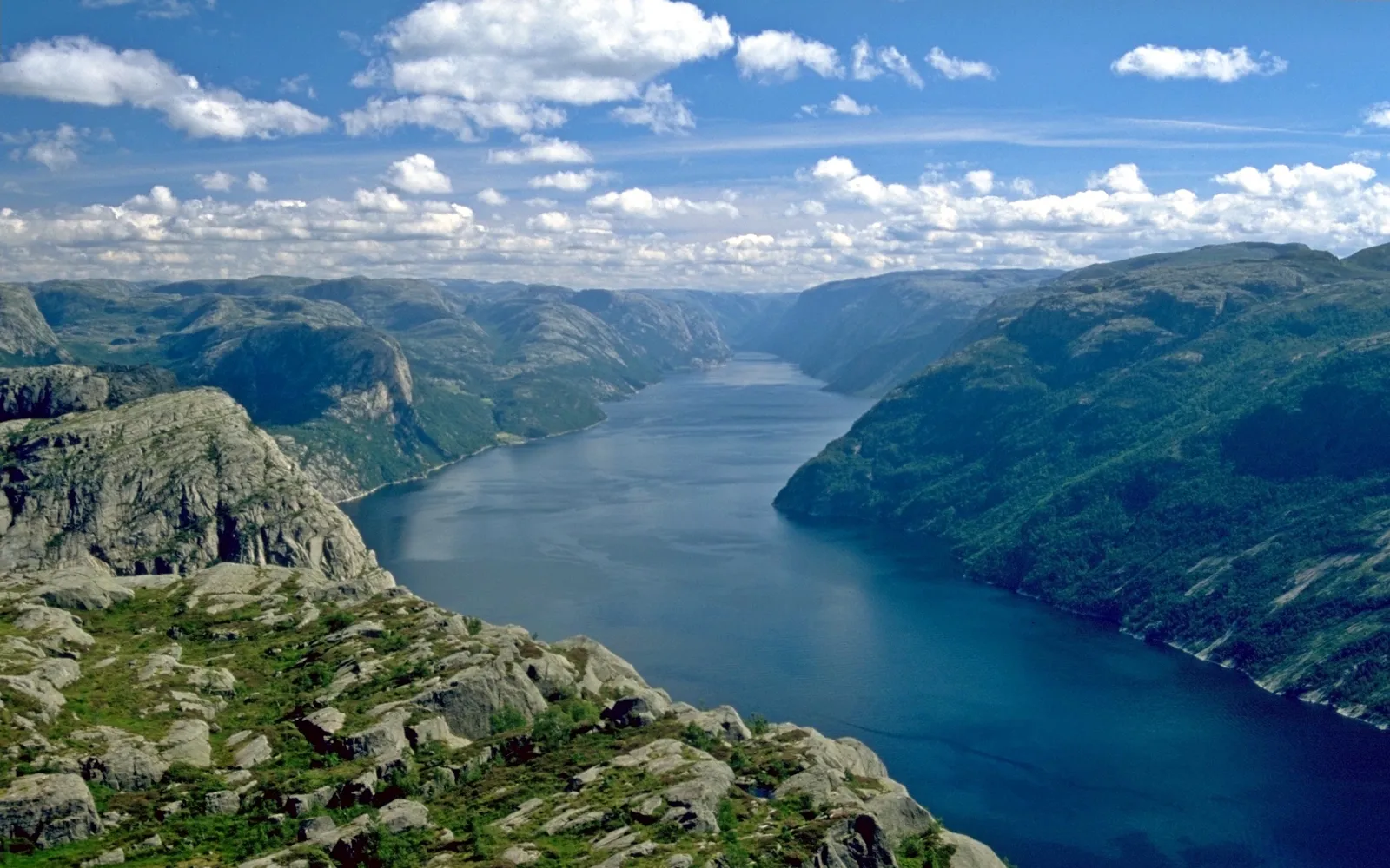 ฟยอร์ด Lysefjord ผนังหินแกรนิตสูงชันสองข้างทาง