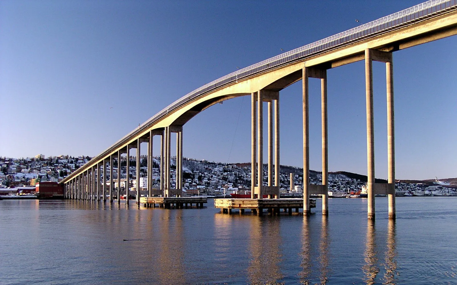 สะพานคานยื่น Tromsøbrua ข้ามช่องแคบสู่มหาวิหารอาร์กติก