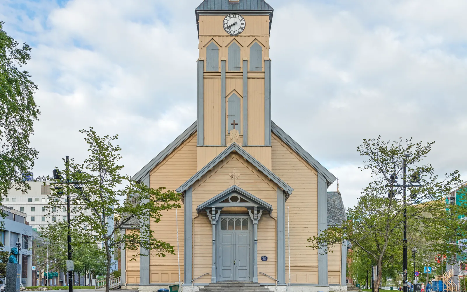 มหาวิหารไม้สีเหลือง Tromsø domkirke ใจกลางเมืองทรอมโซ